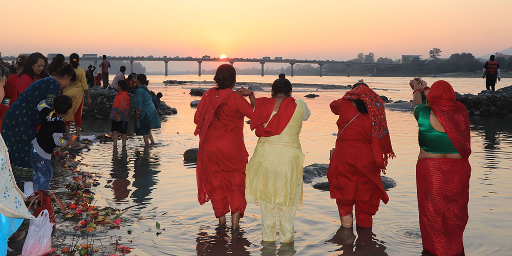 अस्ताउँदो सूर्यलाई अर्घ्य दिई मनाइयो छठ (फोटो फिचर) 